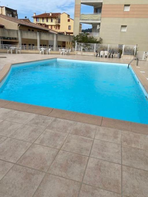 F2 Climatise A Golfe -Juan En Front De Mer Et Piscine Vallauris Exterior photo